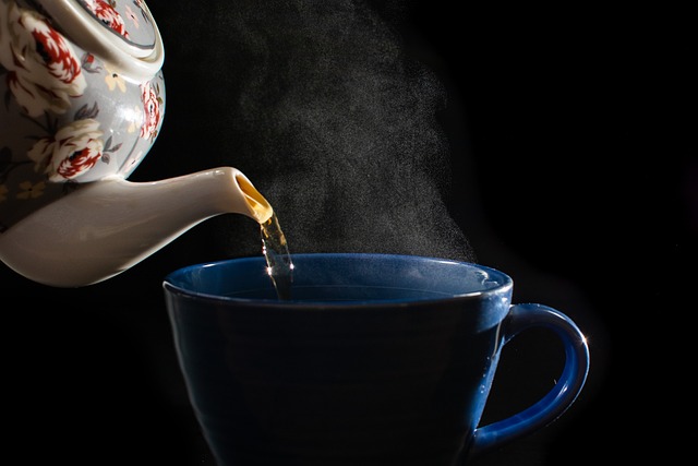 Grafika ilustrująca dzbanek z herbatą i filiżankę