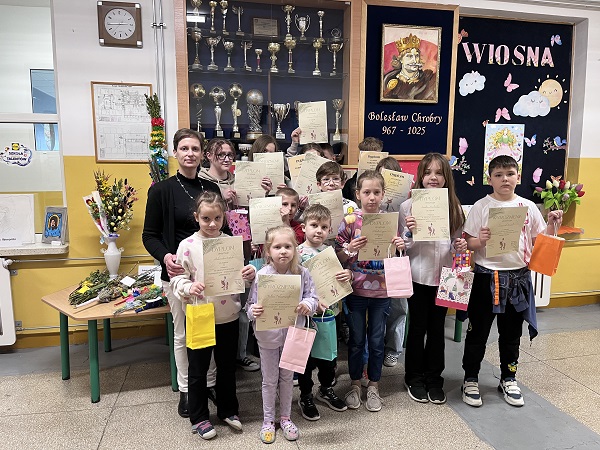 Grafika ilustrująca laureatów konkursu z opiekunem