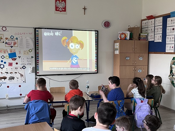 Grafika ilustrująca uczniów oglądających film edukacyjny o wodzie