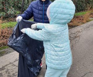 Uczennica wrzuca śmieci do worka