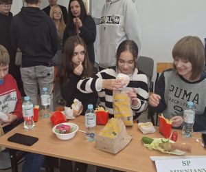 Wspólny poczęstunek uczniów