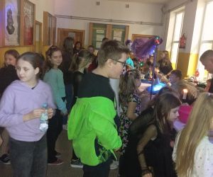 Uczniowie uczestniczą we wróżbach