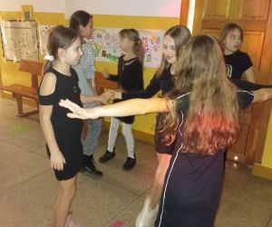 Uczniowie podczas dyskoteki