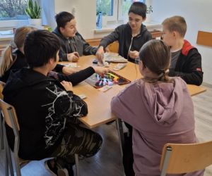 Dzień Życzliwości z planszówkami – uczniowie klasy szóstej grają z klasą piątą przy stoliku