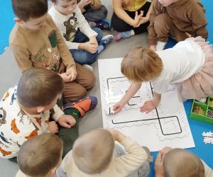 Przedszkolaki układają trasę dla Ozobota