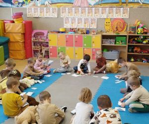 Przedszkolaki układają puzzle z misiem