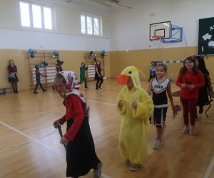 Uczniowie prezentujący swoje stroje