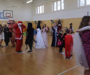  Przebrani uczniowie tańczą na kartce papieru