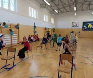  Dzieci biegające wokół krzesełek