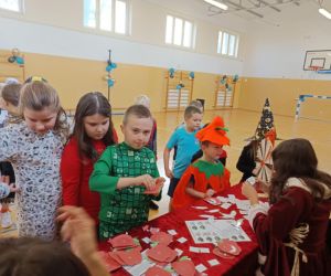  Uczniowie stojący przy stoliku wróżących