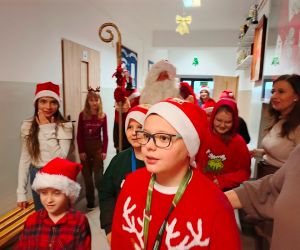  Dzieci witające Mikołaja