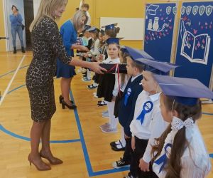 Pani Dyrektor pasuje pierwszoklasistów na uczniów