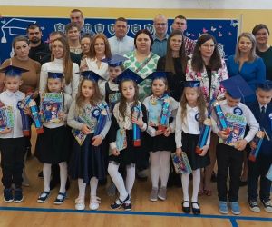 Klasa pierwsza z rodzicami, wychowawczynią i panią Dyrektor