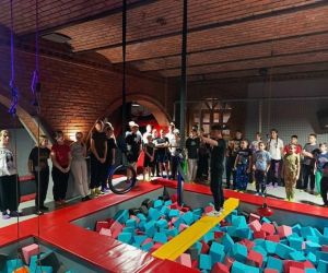 Grupa uczniów stoi przy trampolinach