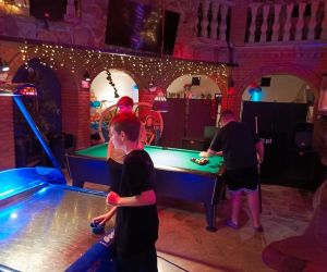 Uczniowie grają w bilard i cymbergaja