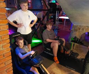 Uczniowie w prowizorycznych autach sterowanych komputerowo