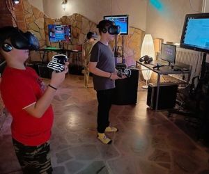 Chłopcy testują okulary VR