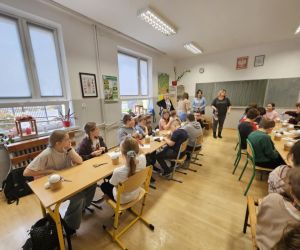 Uczniowie przygotowują się do warsztatów.