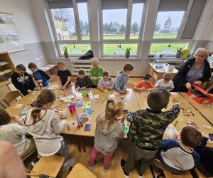 Uczniowie z pomocą Pani z KGW w Mienianach wykonują kartki świąteczne