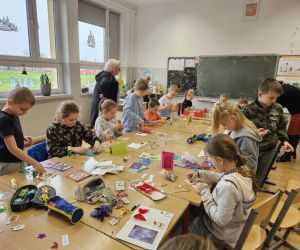 Wykonywanie kartek świątecznych przez uczniów.