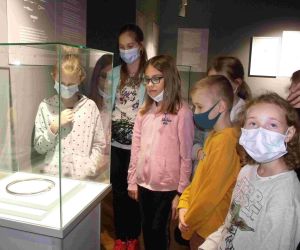 Uczniowie klasy IV przy szklanej gablocie muzealnej
