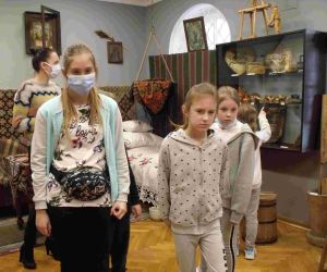Uczennice klasy IV ma wystawie etnograficznej