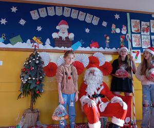 Mikołaj wręcza prezenty dzieciom