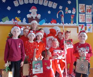 Mikołajkowe zdjęcie klasowe