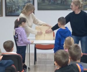 Uczniowie podczas zajęć w bibliotece