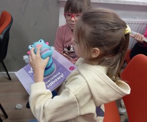 Uczniowie podczas zajęć w bibliotece