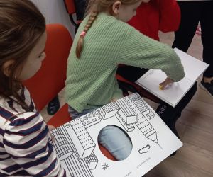 Uczniowie podczas zajęć w bibliotece