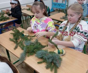 Uczniowie wykonują stroiki