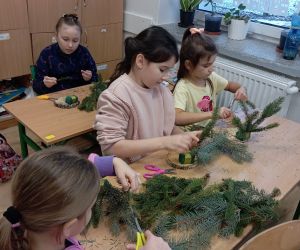 Uczniowie wykonują stroiki