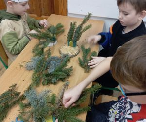 Uczniowie wykonują stroiki