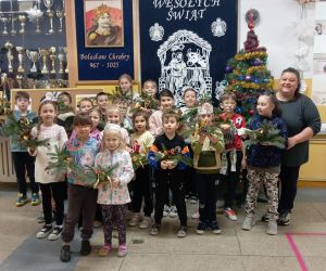 Uczniowie ze stroikami na wspólnym zdjęciu