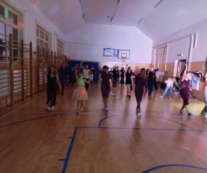 Uczniowie klas starszych w sali gimnastycznej podczas grupowego tańca