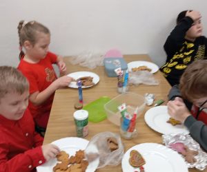 Uczniowie dekorują pierniki