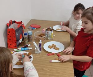Uczennice dekorują pierniczki