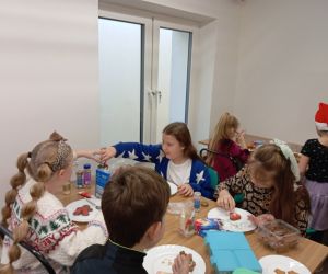 Uczniowie dekorują pierniki