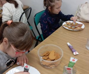 Uczennice dekorują pierniczki