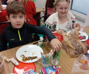 Uczniowie dekorują pierniki