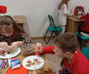 Uczniowie dekorują pierniki