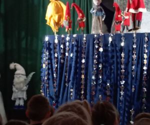 Uczniowie oglądają teatrzyk