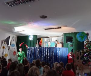 Aktorzy wychodzą na scenę