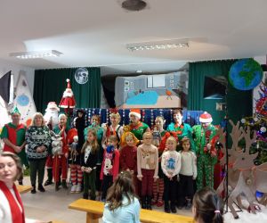 Zdjęcia grupowe uczniów z aktorami