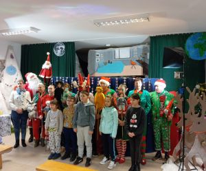 Zdjęcia grupowe uczniów z aktorami