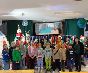 Zdjęcia grupowe uczniów z aktorami