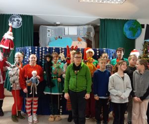 Zdjęcia grupowe uczniów z aktorami