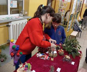 Uczniowie przygotowują świąteczny kiermasz