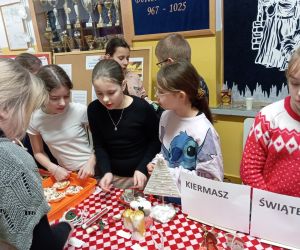 Uczniowie podczas zakupu na świątecznym kiermaszu